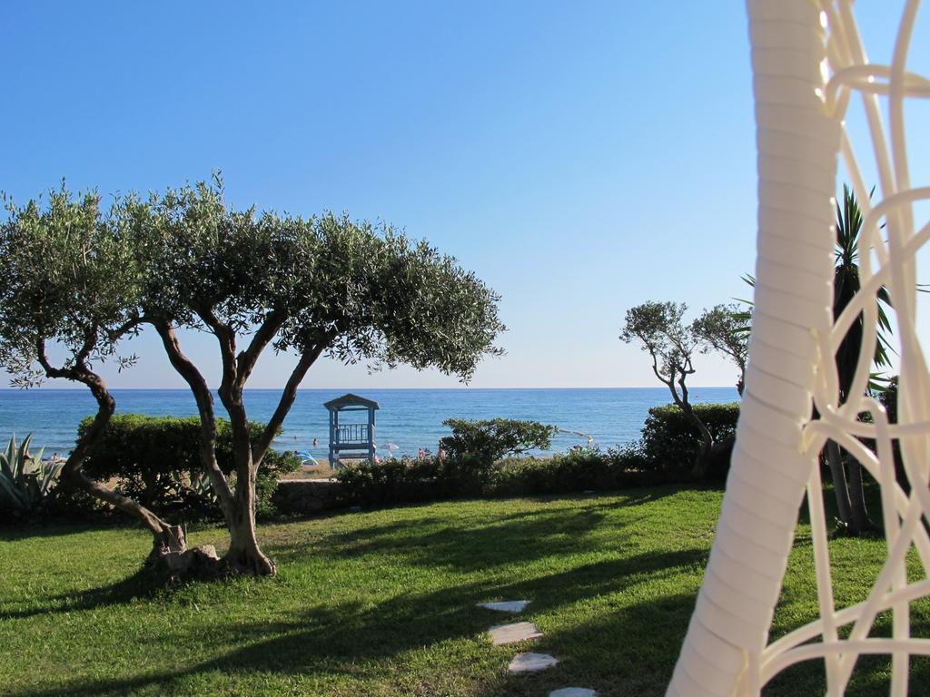 Seafront Calista Beach House With Garden Glifada Eksteriør billede