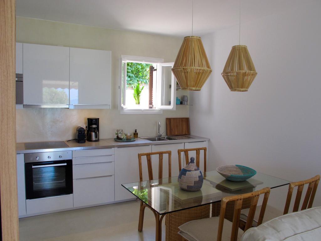 Seafront Calista Beach House With Garden Glifada Eksteriør billede