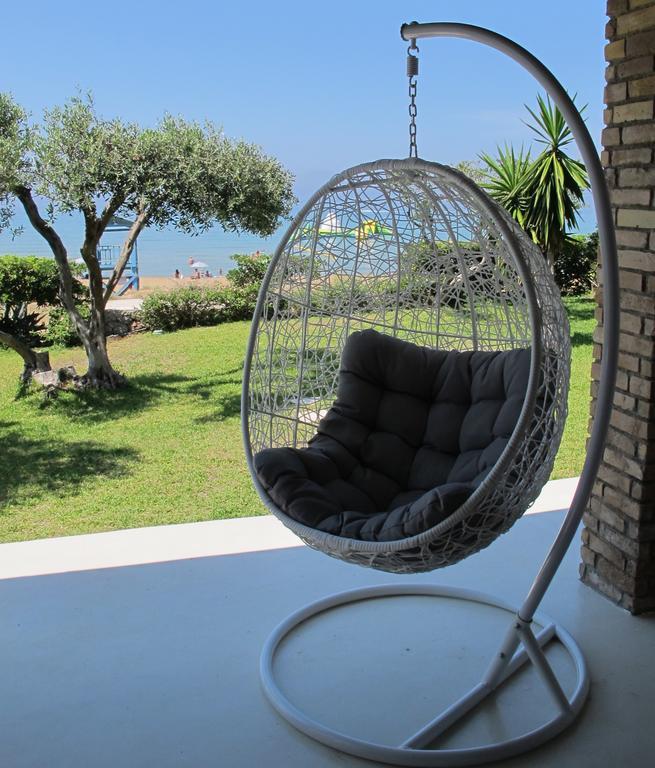 Seafront Calista Beach House With Garden Glifada Eksteriør billede