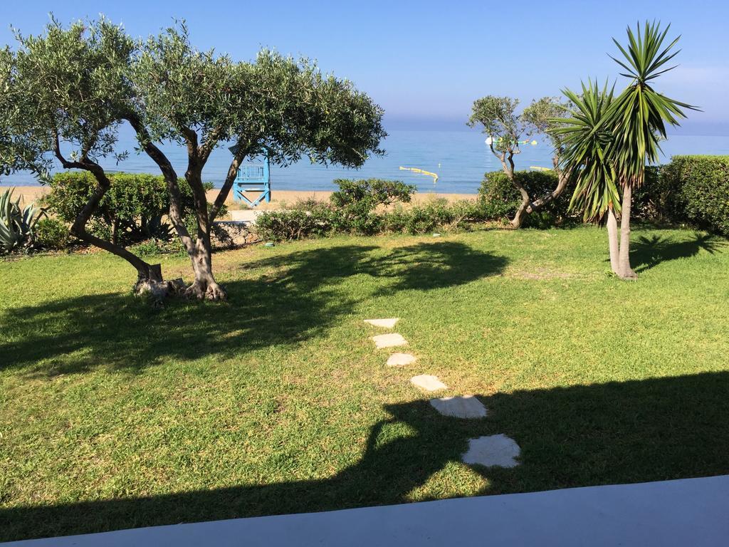 Seafront Calista Beach House With Garden Glifada Eksteriør billede