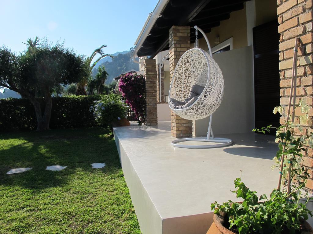 Seafront Calista Beach House With Garden Glifada Eksteriør billede