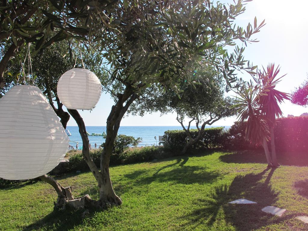 Seafront Calista Beach House With Garden Glifada Eksteriør billede